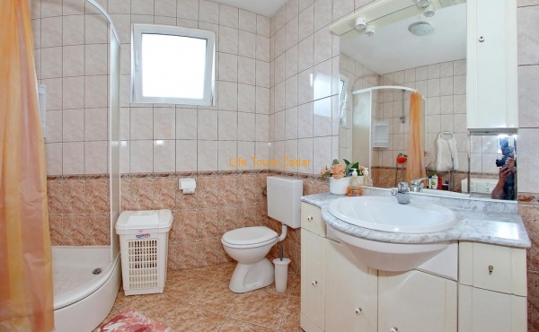 bathroom (bathtub)